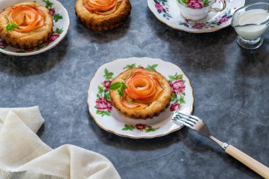 Elma dilimli mini badem turtaları bir güle dizilmiş.