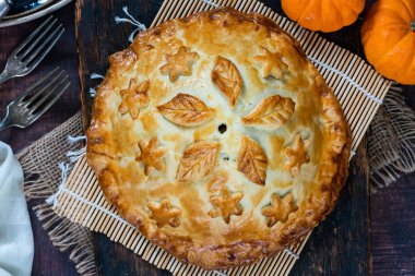 Elmalı domuz turtası ve kuru erikli börek - genel görünüm