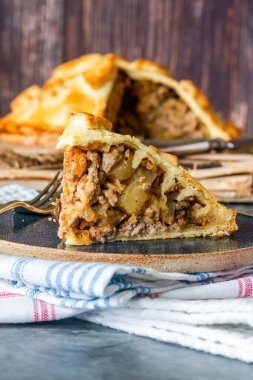 Elmalı domuz turtası ve kuru erikli hamur işi.