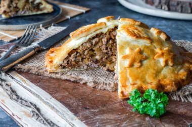 Elmalı domuz turtası ve kuru erikli hamur işi.