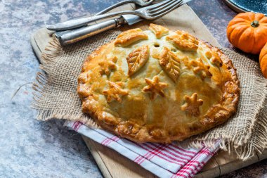 Elmalı domuz turtası ve kuru erikli hamur işi.