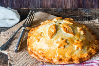 Elmalı domuz turtası ve kuru erikli hamur işi.