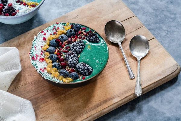 Meyve Keten Tohumlu Yeşil Spirulina Smoothie Kasesi Sağlıklı Süper Yemek — Stok fotoğraf