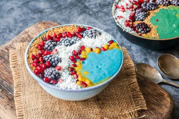Blue Green Spirulina Smoothie Bowls Fruit Linseed Healthy Superfood Breakfast — Stock Photo, Image