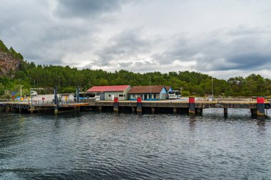 RYSJEDALSVIKA, NORway - 16 Ağustos 2025: Norveç 'in Sognefjord ağzındaki küçük bir köy olan Rysjedalsvika' daki feribot terminalinin görüntüsü