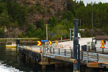 RYSJEDALSVIKA, NORway - 16 Ağustos 2025: Norveç 'in Sognefjord ağzındaki küçük bir köy olan Rysjedalsvika' daki feribot terminalinin görüntüsü