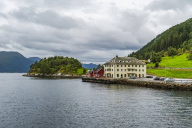 NORDEIDE, NORWay - 16 Ağustos 2025: Nordeide Norveç 'in en büyük fiyortu olan Sognefjord' un ağzındaki bir feribot limanı ve köydür. Liman, Batı Norveç 'teki diğer bölgelere feribot seferleri sunmaktadır..