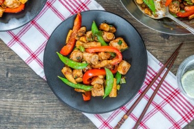 Zencefil ve sebzeli domuz kızartması.