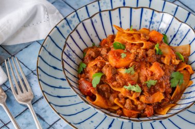 Etsiz Quorn kıymalı vejetaryen lazanya çorbası.