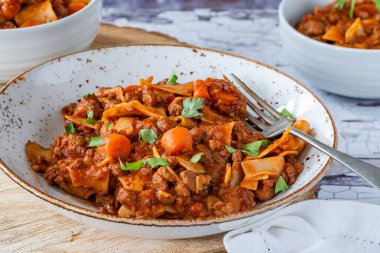 Etsiz Quorn kıymalı vejetaryen lazanya çorbası.