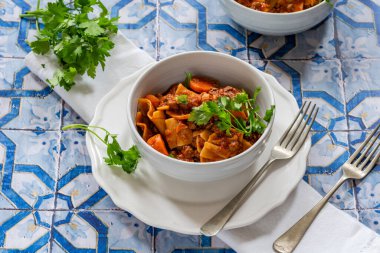 Etsiz Quorn kıymalı vejetaryen lazanya çorbası.