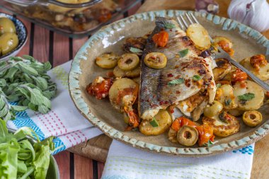 Akdeniz usulü levrek tepsisi