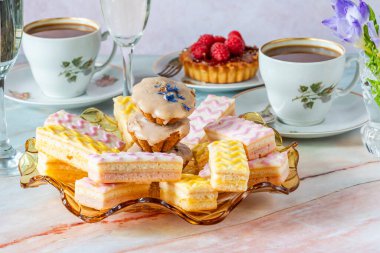 Kahve ve gurme kekleri masaya dizildi.