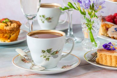 Kahve ve gurme kekleri masaya dizildi.