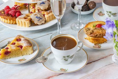 Kahve ve gurme kekleri masaya dizildi.