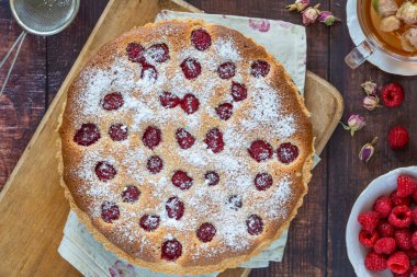 Taze meyveli ahududu soslu tart.