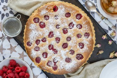 Taze meyveli ahududu soslu tart.