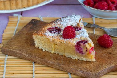 Taze meyveli ahududu soslu tart.