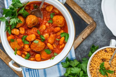 Domates soslu domuz köftesi ve kuskus.