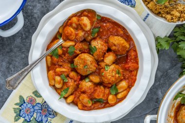 Domates soslu domuz köftesi ve kuskus.