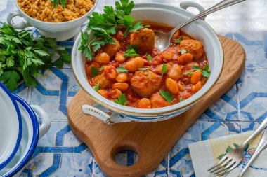 Domates soslu domuz köftesi ve kuskus.