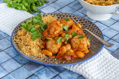 Domates soslu domuz köftesi ve kuskus.