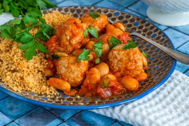 Domates soslu domuz köftesi ve kuskus.