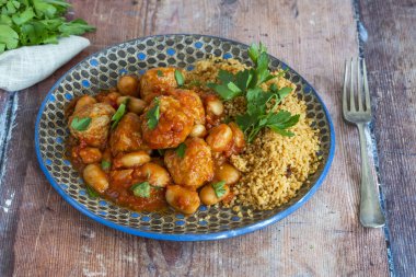 Domates soslu domuz köftesi ve kuskus.