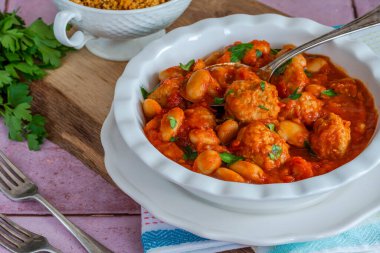 Domates soslu domuz köftesi ve kuskus.