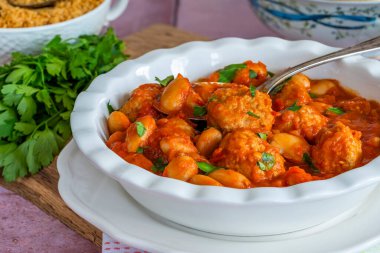 Domates soslu domuz köftesi ve kuskus.