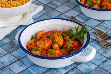 Domates soslu domuz köftesi ve kuskus.