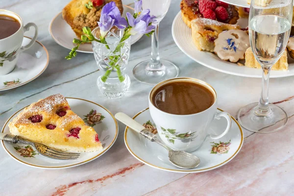 Kahve ve gurme kekleri masaya dizildi.