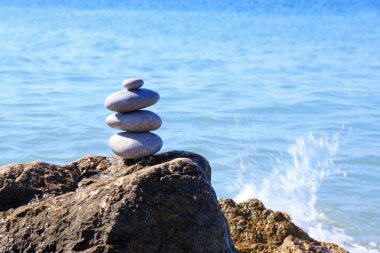 Denizde doğa kavramını gevşet. Spa gri taşları sahilde dengede duruyor..