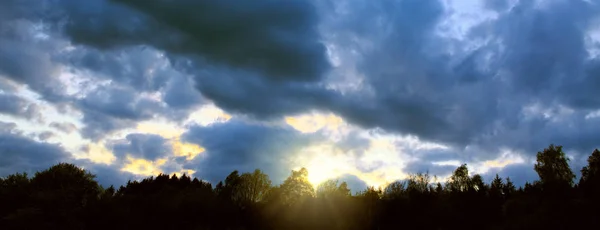 Céu dramático com nuvem ao pôr-do-sol . — Fotografia de Stock