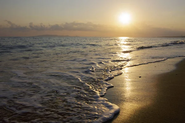 Nascer do sol na praia grega. — Fotografia de Stock