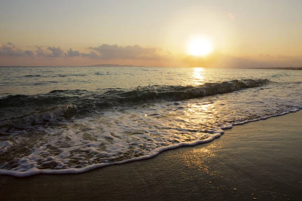 Alba sulla spiaggia greca. — Foto Stock