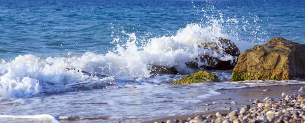 Ondas do mar batendo contra as rochas . — Fotografia de Stock