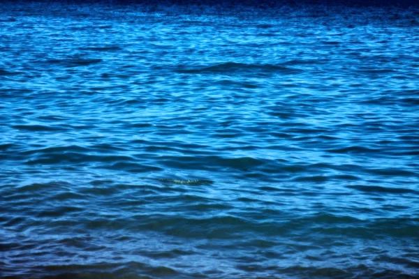 Блакитною водою Середземне море. — стокове фото