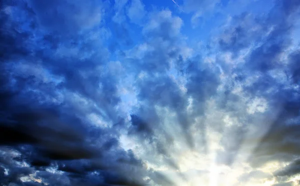 Ciel dramatique avec nuage au coucher du soleil . — Photo