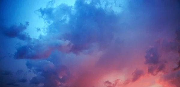 Céu vermelho com nuvens azuis — Fotografia de Stock
