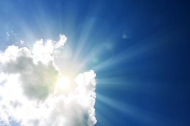 Güneş ışınları ve bulutlar.