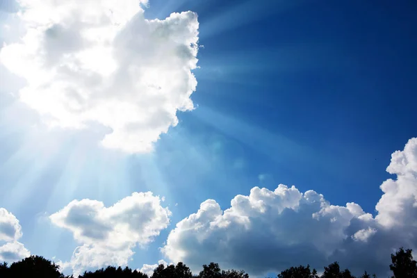 Blauwe Hemel Met Zonnestralen Wolken Zonnestralen — Stockfoto