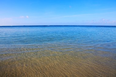 Karayipler denizi ve mavi gökyüzü. Seyahat arkaplanı.