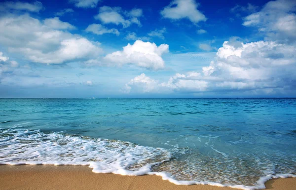 Карибское море и голубые облака. — стоковое фото