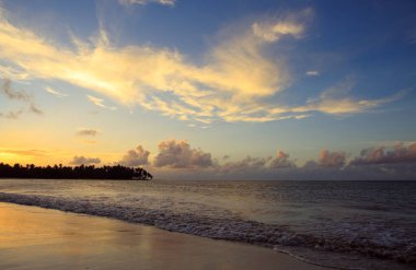 Karayip günbatımı tropik sahilde. Gökyüzü günbatımı.