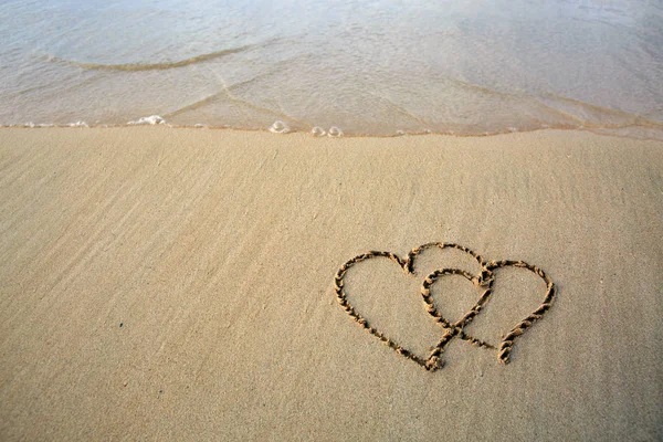 Två love hjärtan på karibiska stranden. — Stockfoto