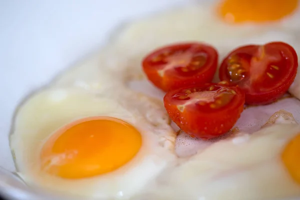 Αυγά τηγανιτά με κόκκινα τοματίνια . — Φωτογραφία Αρχείου