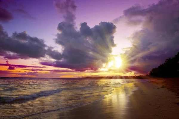 Coucher de soleil des Caraïbes sur la plage tropicale. Coucher de soleil ciel . — Photo