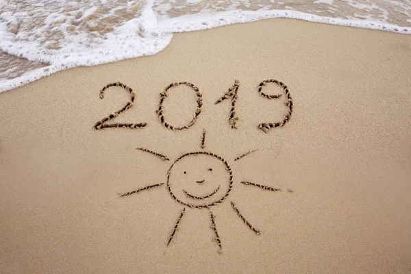 Ano 2019 escrito na praia de areia caribenha com onda do mar  . — Fotografia de Stock