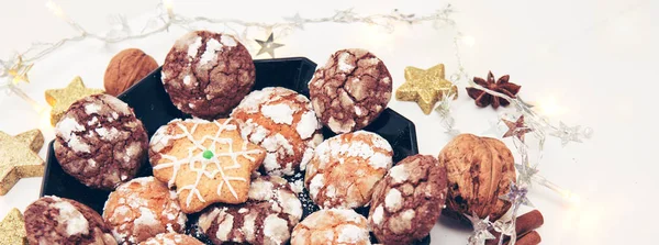 Chokolade Jul Cookies med dekoration og grantræ isoleret . - Stock-foto